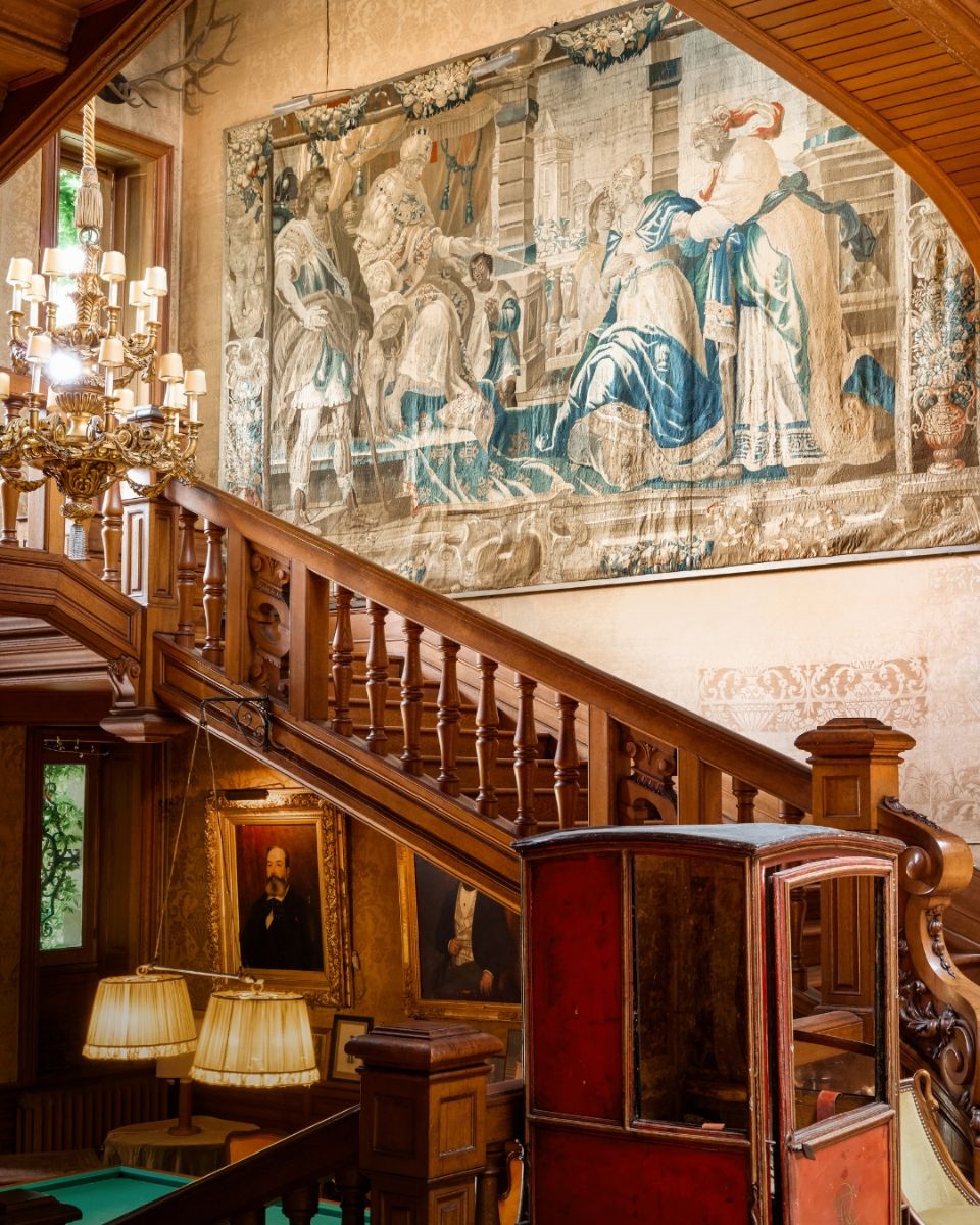 Rubens obtient sa maîtrise en 1598, il se forme chez le paysagiste flamand Tobias Verhaecht et le peintre d'histoire Otto van Veen. Nommé cinq and plus tard, en 1603 peintre de la cour de Mantoue par l'important mécène et collectionneur Vincent de Gonzague, Rubens réalise alors ses premiers grands chefs d'oeuvre intégrant toute sa culture gréco- romaine dépassant les compositions de la Renaissance et du Maniérisme.