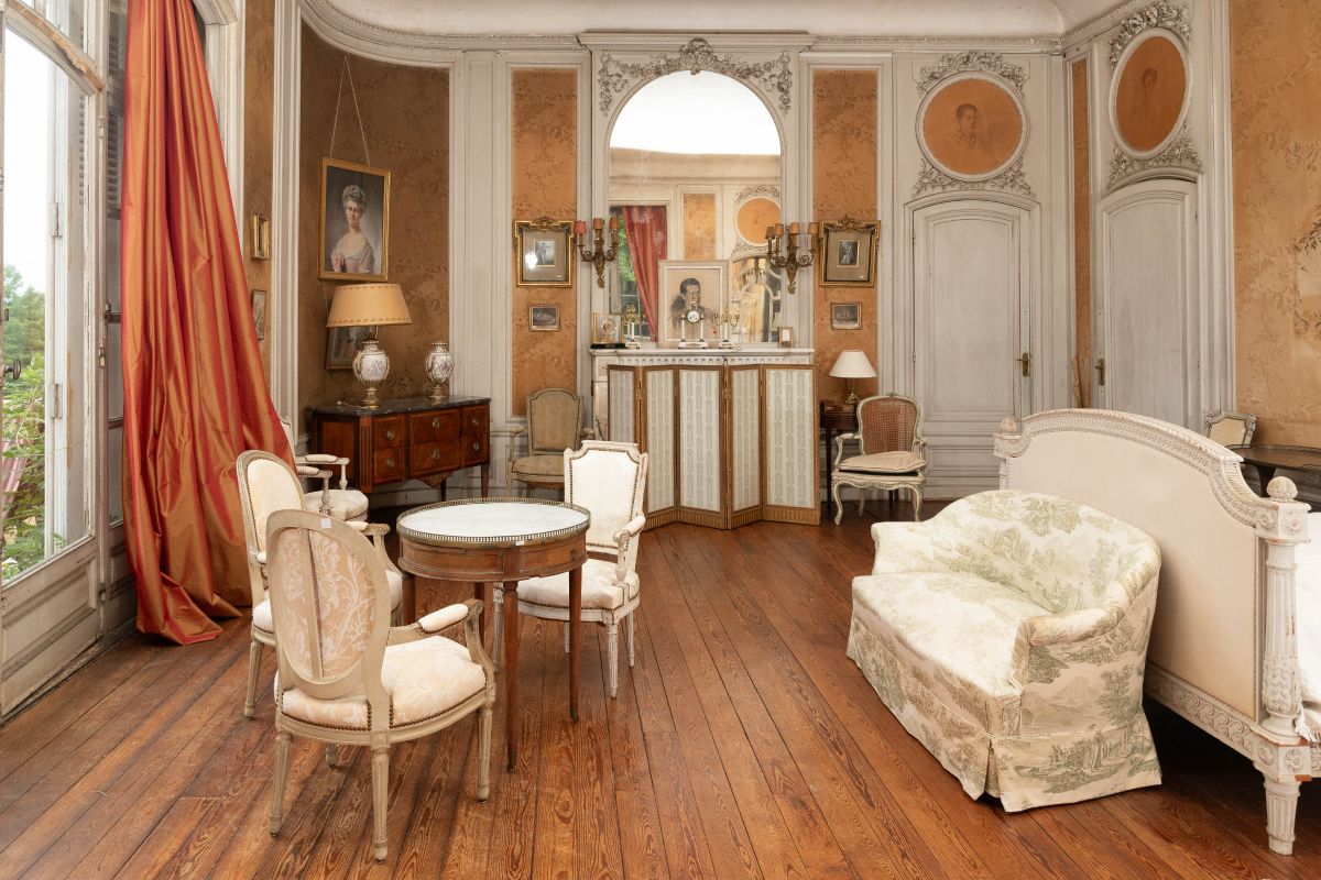 Les 10 et 11 septembre, la Maison de ventes Ader dispersera, sur place, le mobilier et les collections du château d'Arcangues. Près de 500 lots retracent la longue histoire d'une demeure familiale intimement liée au village qui porte son nom, et dont les armes trônent encore sur la place d'Arcangues (Arrangoitze en basque).  Le château tel qu'il se dresse aujourd'hui est le troisième à veiller sur ces terres. Deux demeures l'ont précédé, chacune ayant transmis sa part d'histoire aux habitants des lieux. De cette longue continuité est née une maison où la grande Histoire, à plusieurs reprises, a franchi le seuil.