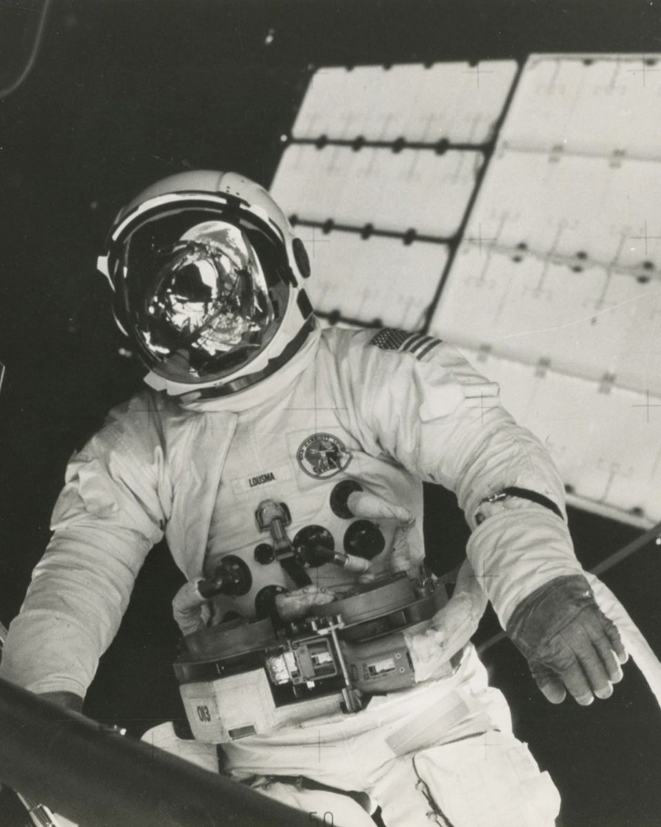 Nous vous invitons à un rendez-vous dans les étoiles : une vente dédiée à des photographies d’époque de la NASA, issues de la collection de Sébastien Prat. Cette collection retrace l’histoire des premiers vols habités jusqu’au programme Apollo, offrant une plongée dans les débuts de la conquête spatiale.