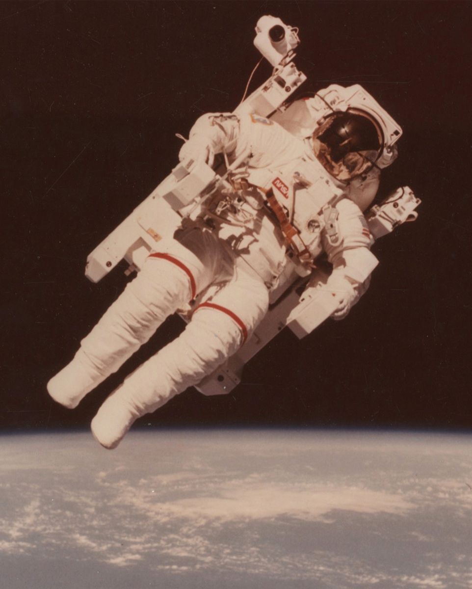 Nous vous invitons à un rendez-vous dans les étoiles : une vente dédiée à des photographies d’époque de la NASA, issues de la collection de Sébastien Prat. Cette collection retrace l’histoire des premiers vols habités jusqu’au programme Apollo, offrant une plongée dans les débuts de la conquête spatiale.