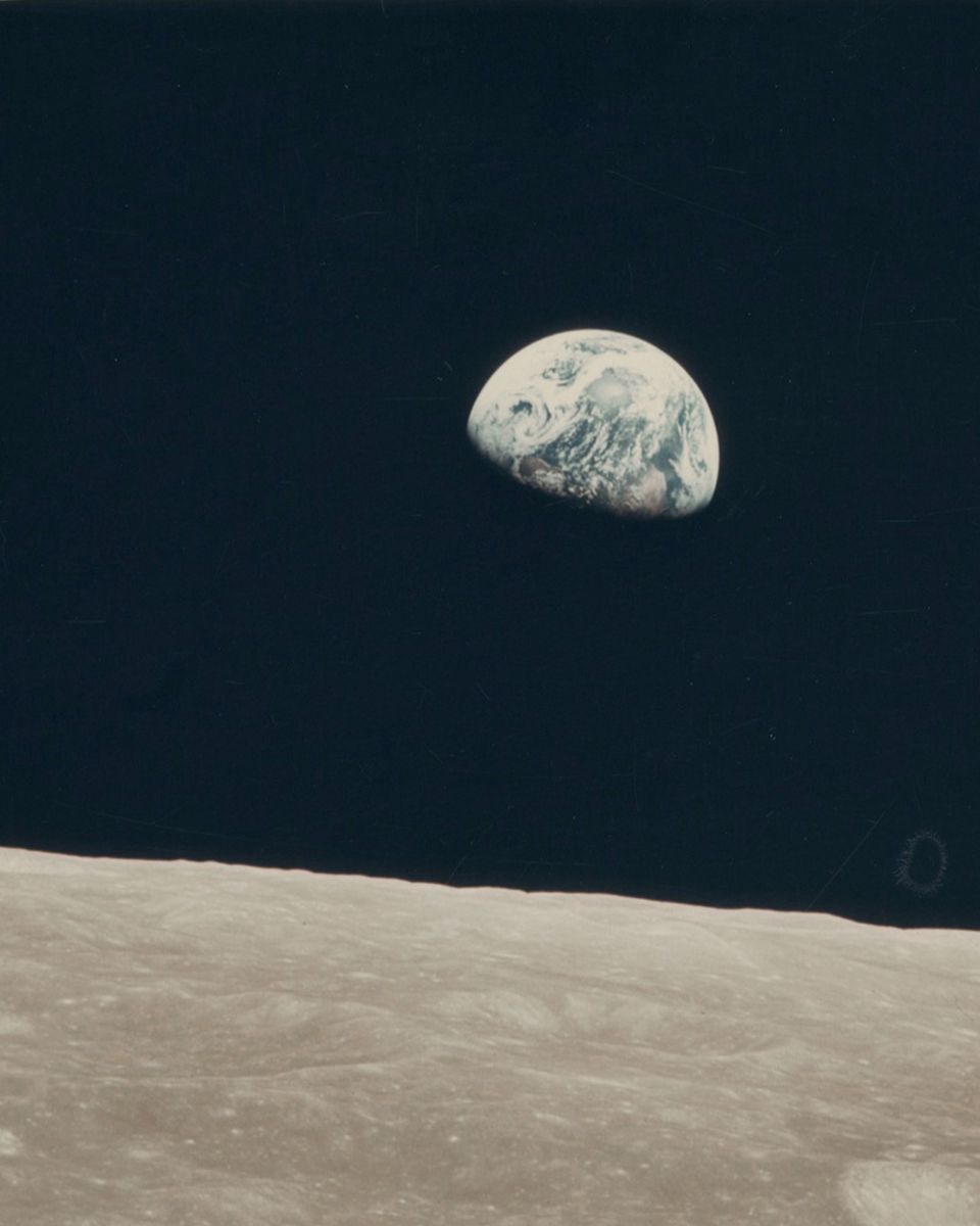 Nous vous invitons à un rendez-vous dans les étoiles : une vente dédiée à des photographies d’époque de la NASA, issues de la collection de Sébastien Prat. Cette collection retrace l’histoire des premiers vols habités jusqu’au programme Apollo, offrant une plongée dans les débuts de la conquête spatiale.