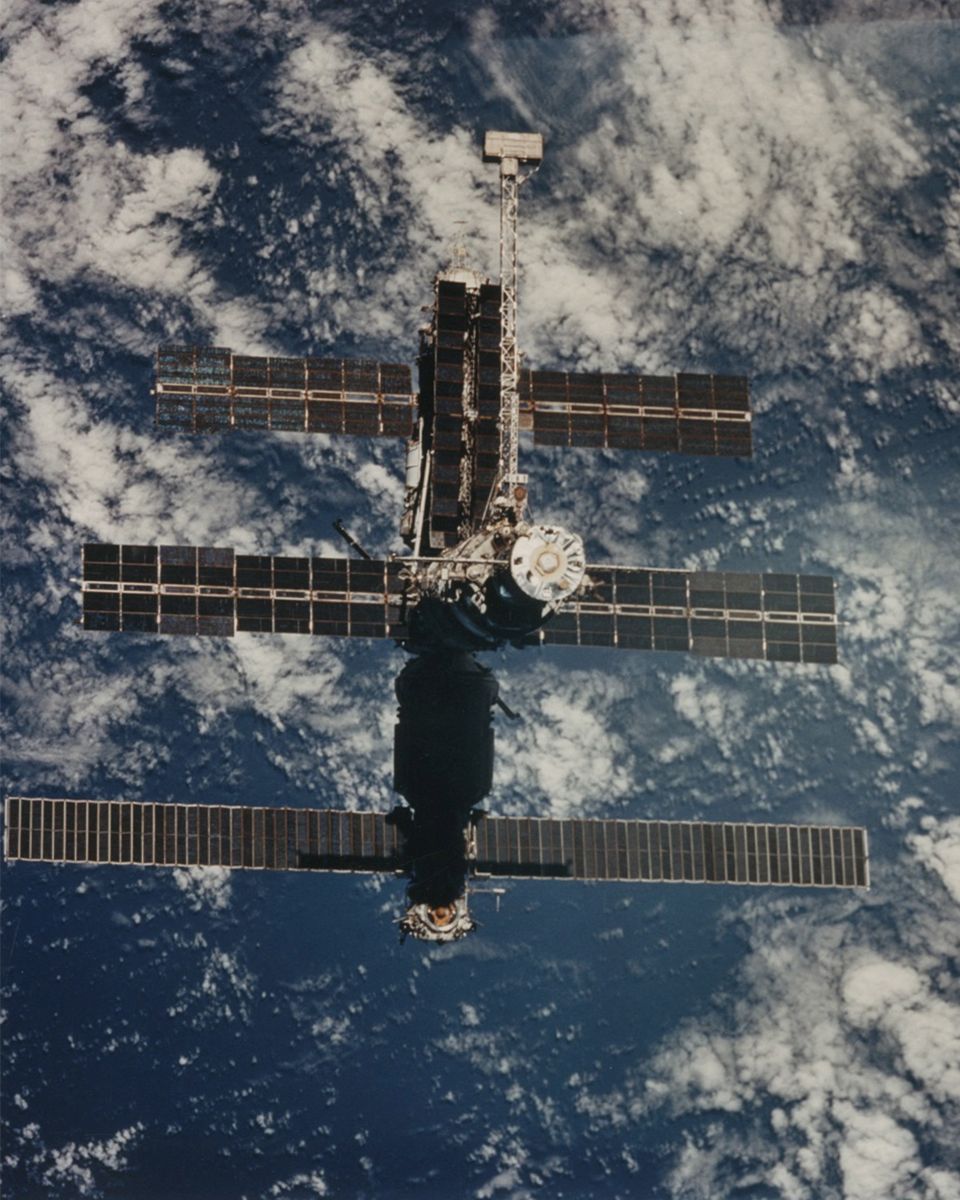 Nous vous invitons à un rendez-vous dans les étoiles : une vente dédiée à des photographies d’époque de la NASA, issues de la collection de Sébastien Prat. Cette collection retrace l’histoire des premiers vols habités jusqu’au programme Apollo, offrant une plongée dans les débuts de la conquête spatiale.