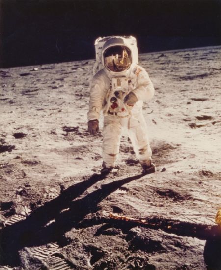 Nous vous invitons à un rendez-vous dans les étoiles : une vente dédiée à des photographies d’époque de la NASA, issues de la collection de Sébastien Prat. Cette collection retrace l’histoire des premiers vols habités jusqu’au programme Apollo, offrant une plongée dans les débuts de la conquête spatiale.