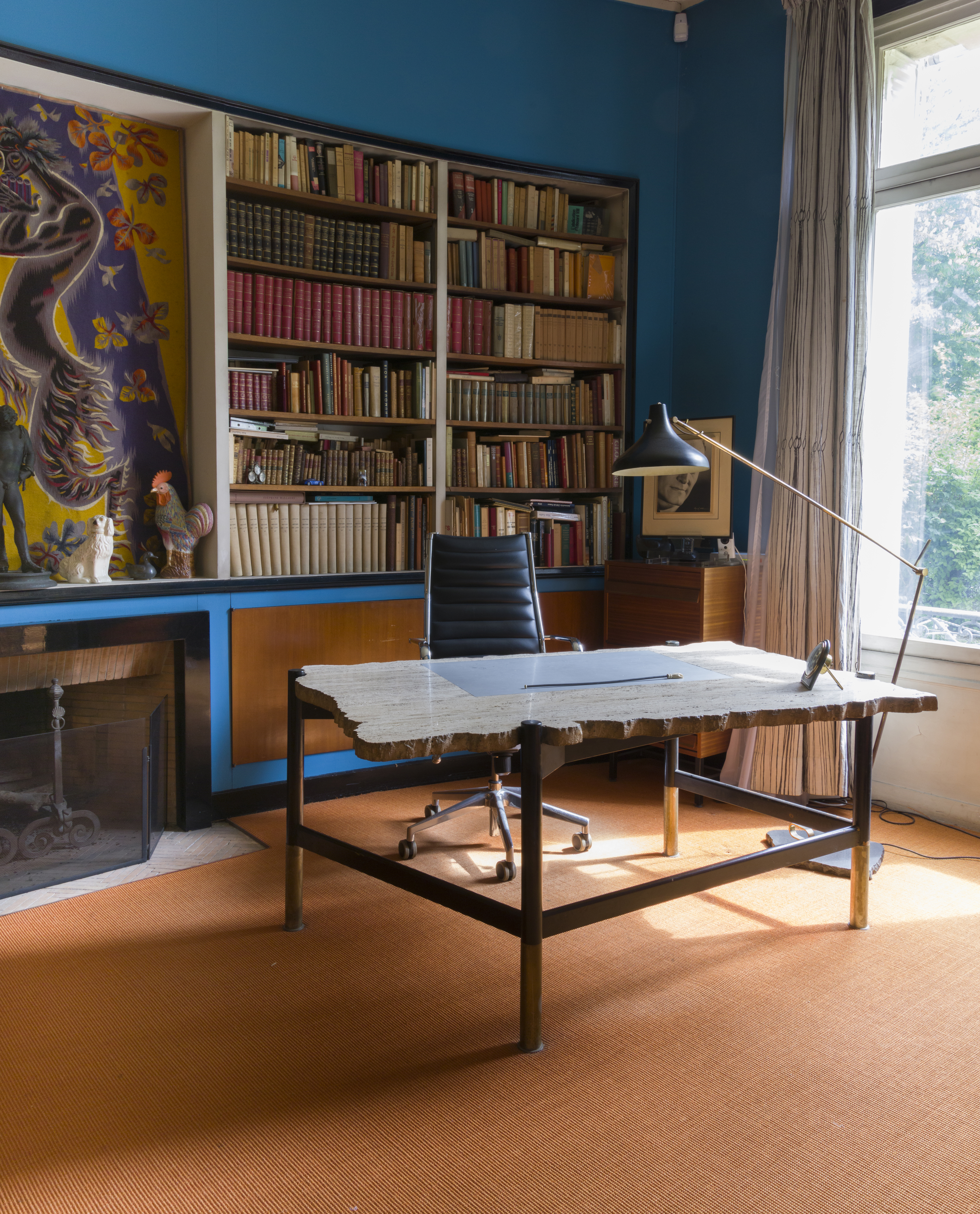 [VIDÉO] DÉCORÉ PAR LE CRÉATEUR JEAN-RENÉ PROU, UN APPARTEMENT RESTÉ INTACT DEPUIS LES 1950’S